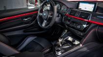 BMW M4 in de kleur Ferrari Rood interieur