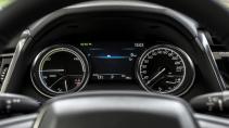 Toyota Camry Hybrid 1e rij-indruk 2019 tellers dashboard