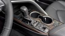 Toyota Camry Hybrid 1e rij-indruk 2019 pook transmissie middenconsole