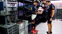 Max Verstappen op de weegschaal tijdens GP van Spanje