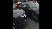 Verkeersregelaar laat Bentley op BMW knallen