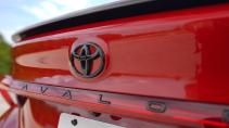 Driften met voorwielaandrijving in een Toyota Avalon TRD