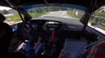 Rally-rijder Rok Turk ontwijkt op het nippertje een naderende auto