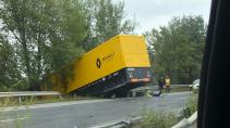 renault-f1-truck-crash