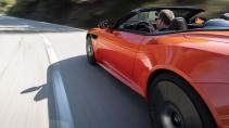 Aston Martin Superleggera Volante links achter op de weg dichtbij