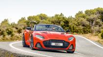 Aston Martin DBS superleggera Volante op de weg voor