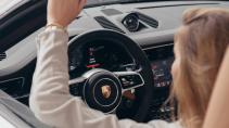 Vrouw achter stuur van Porsche 911 Cabriolet