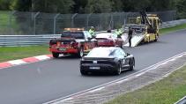 Porsche Taycan rijdt Model S voorbij op de Nurburgring