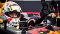 Max Verstappen in cockpit trekt handschoen aan