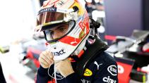 Max Verstappen met helm op GP van Japan 2019