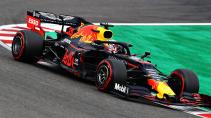 Max Verstappen op kerbs GP van Japan 2019