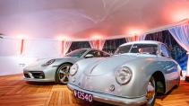 Porsche Carrera 911 4S Ben Pon jr met Porsche 356 in museum