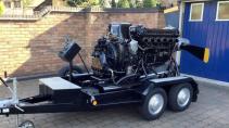 Rolls-Royce Merlin V12 Motor op trailer links