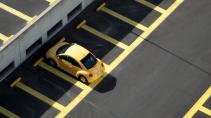 Lege parkeergarage met volkswagen new beetle geel