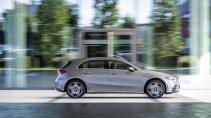Mercedes A 250 e rijder zij