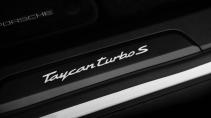 Porsche Taycan Turbo S detail badge deurlijst