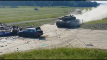 Tank rijdt hard over BMW heen