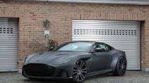 Wheelsandmore Aston Martin DBS Superleggera voor garage drie kwart voor garagedeur