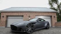 Wheelsandmore Aston Martin DBS Superleggera voor garage drie kwart voor