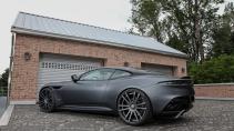 Wheelsandmore Aston Martin DBS Superleggera voor garage schuin achter