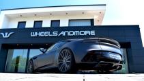Wheelsandmore Aston Martin DBS Superleggera voor winkel achter