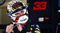 Max Verstappen doet helm op GP van Abu Dhabi 2019
