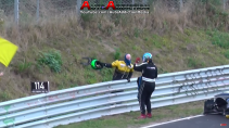 Raceauto crashcompilatie gevecht naast de baan Nurburgring