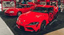 Toyota A90 Supra SEMA 2019 rood drie kwart links voor boven