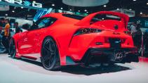 Toyota A90 Supra SEMA 2019 rood drie kwart links achter