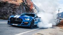 Ford Mustang Shelby GT500 rokende achterwielen