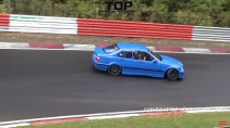 Nurburgring driftcompilatie BMW blauw bijrijder doet peace-teken