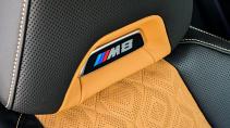 BMW M8 Competition interieur detail hoofdsteun M8 badge