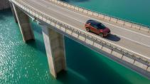 Land Rover Discovery Sport D250R-Dynamic S rijder op brug
