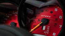 Porsche 911 GT2 RS Weissach interieur detail dashboard kilometerteller