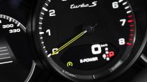 Porsche Cayenne Turbo S E-Hybrid Coupé interieur detail kilometerteller