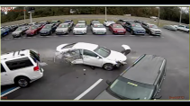 Toyota Camry crasht tegen SUV