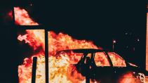 auto in de brand vlammen