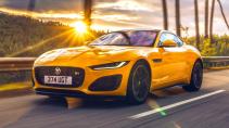 Jaguar F-Type R bij zonsondergang