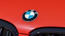 Oude BMW-logo op motorkap