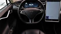 Goedkoopste Tesla interieur zicht bestuurder