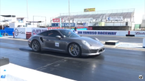 Porsche 911 Turbo doet wheelie 3 4 voor stilstaand