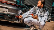 DJ La Fuente naast zijn Porsche 911 992