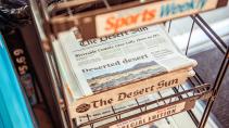 Krant The Desert Sun bij tankstation