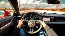 Porsche 911 Turbo S op Amerikaanse snelweg tijdens roadtrip