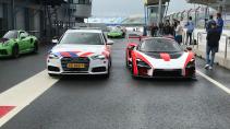 Audi A6 van de politie en McLaren Senna in de pitsstraat van TT Assen