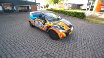 Politie haalt Ford Ka met zwembad op achterbank van de weg