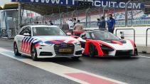 Audi A6 van de politie en McLaren Senna in de pitsstraat van TT Assen