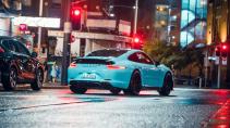 Porsche 911 in het blauw bij het stoplitcht