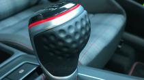 Pook met golfbal in Volkswagen Golf 8 GTI