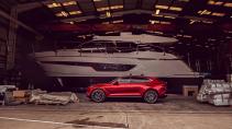 Zijkant en boot Aston Martin DBX 2020